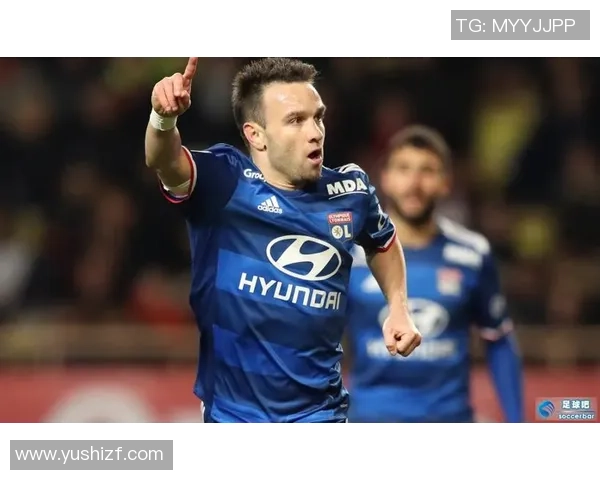 以足球球星背影卡通头像为灵感展现男生热血青春与运动激情