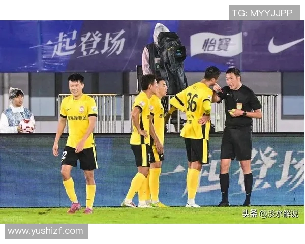 足球球星脾气大引发赛场争议队友教练裁判均成情绪宣泄对象